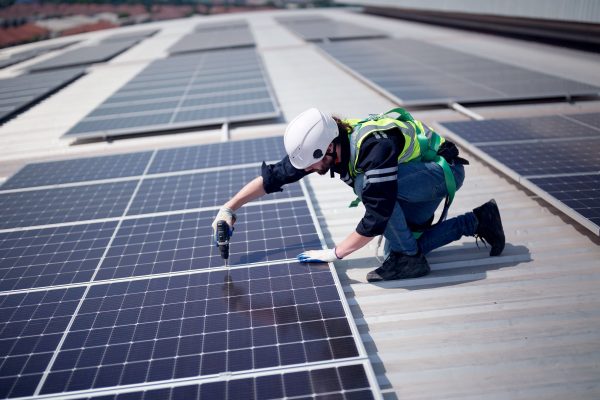 Solar_Installation_Man Solaranlage Installation